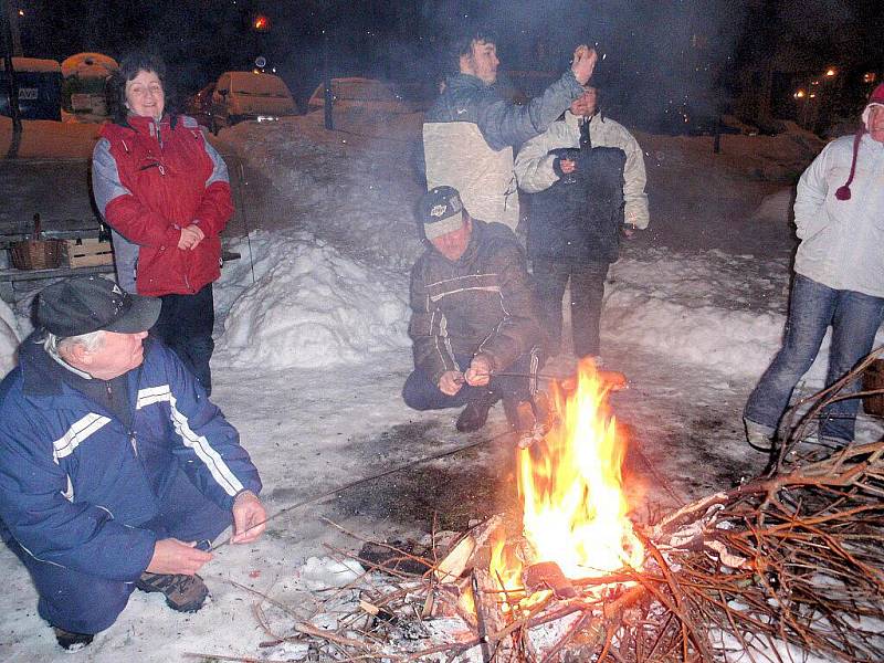 Lidé na Chebsku si užívali silvestrovské oslavy. Občané si připíjeli na Nový rok například na Národní třídě ve Františkových Lázních, Aši anebo v Milíkově.