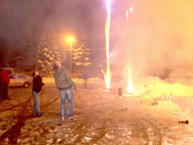 Lidé na Chebsku si užívali silvestrovské oslavy. Občané si připíjeli na Nový rok například na Národní třídě ve Františkových Lázních, Aši anebo v Milíkově.