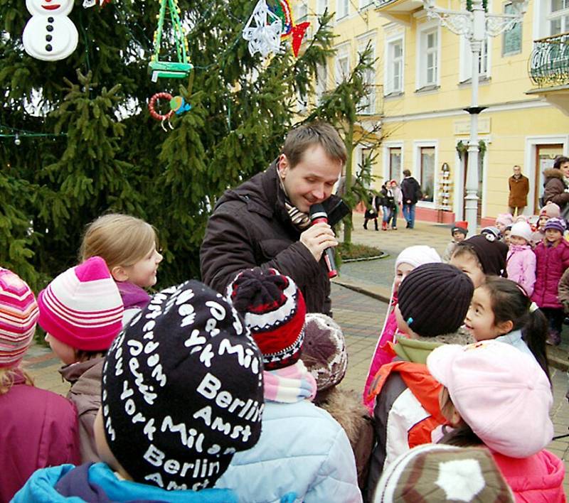 Slavnostní rozsvícení vánočního stromu ve Františkových Lázních a odměnění šikovných školáků