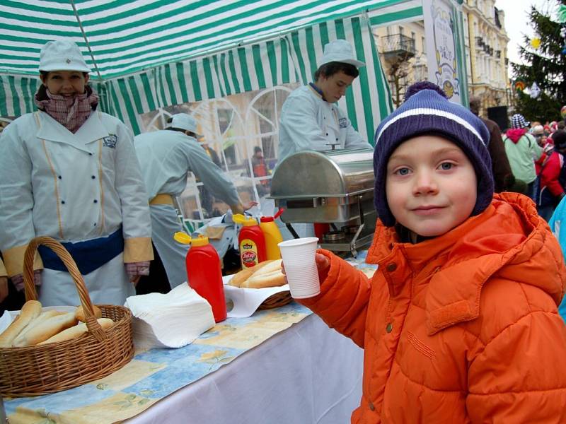 Slavnostní rozsvícení vánočního stromu ve Františkových Lázních a odměnění šikovných školáků