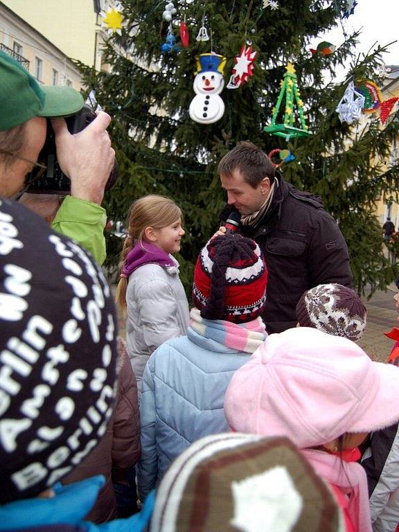 Slavnostní rozsvícení vánočního stromu ve Františkových Lázních a odměnění šikovných školáků