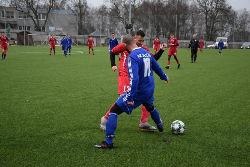 Druhá výhra. Fotbalisté Hvězdy Cheb B (v červeném) dosáhli v rámci zimní přípravy na druhou výhru, když pokořili Skalnou.