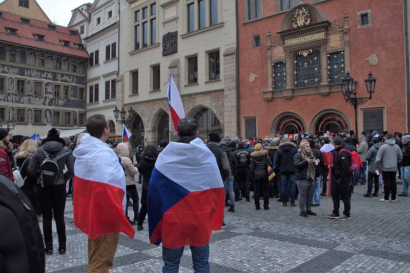 Fotografky ze západu Čech zachytily atmosféru protestů na Staroměstském náměstí