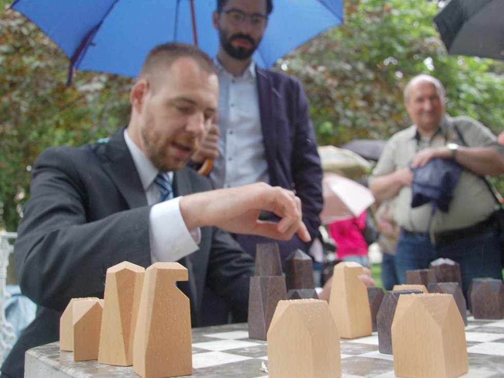 Chebský deník | Lázeňský park oživil nový šachový stolek | fotogalerie