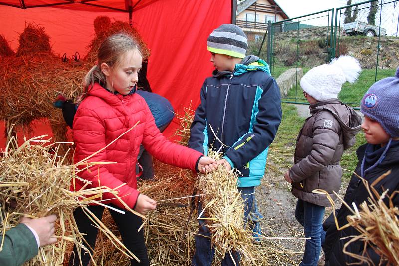 Už páté Slámování se uskutečnilo v Dolním Žandově. Účastníci tradiční akce si mohli nejen vyrobit krásné výrobky ze slámy, ale hlavně pomoci při úpravě figur slaměného betléma a při tvoření jeho dalších figur. Postavy v jednom z minulých ročníků vyrobili 