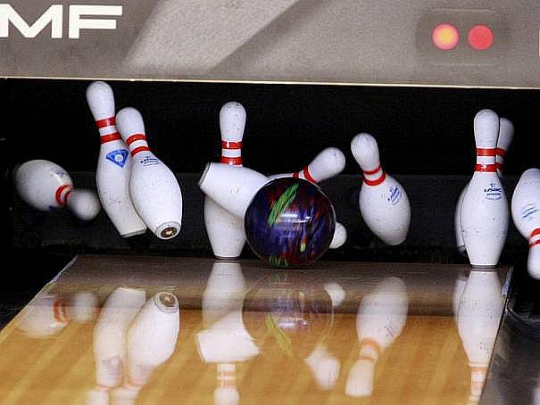 Mladý muž zničil koulí zařízení bowlingové dráhy