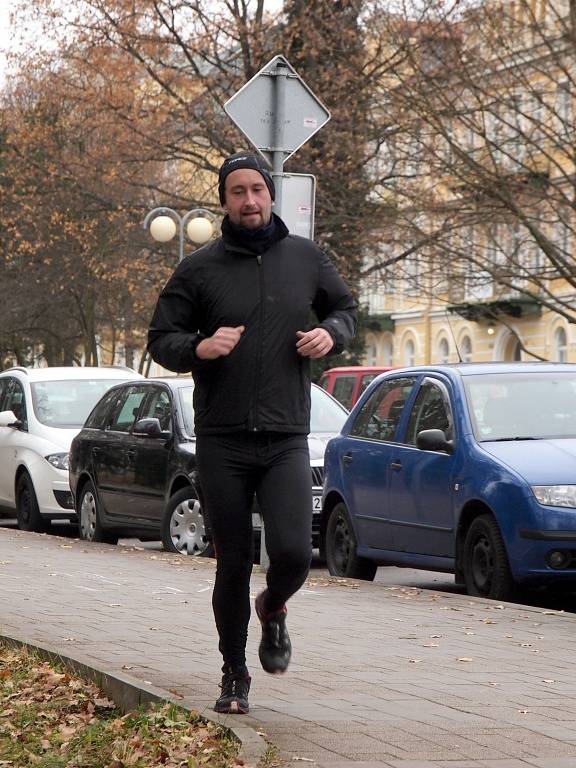 Běžecký happening pořádala Běžecká škola Miloše Škorpila ve spolupráci s Farní charitou Cheb. A ti, kteří se zúčastnili letošní 'Františkolázeňské 23hodinovky', pomáhali chebské organizaci Joker, stejně jako v minulém roce.