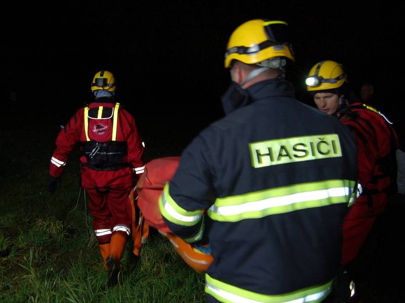 FIGURANTI, kterých se účastnilo taktického cvičení na čtyři desítky, zažili také noční převoz přes přehradu Jesenice.