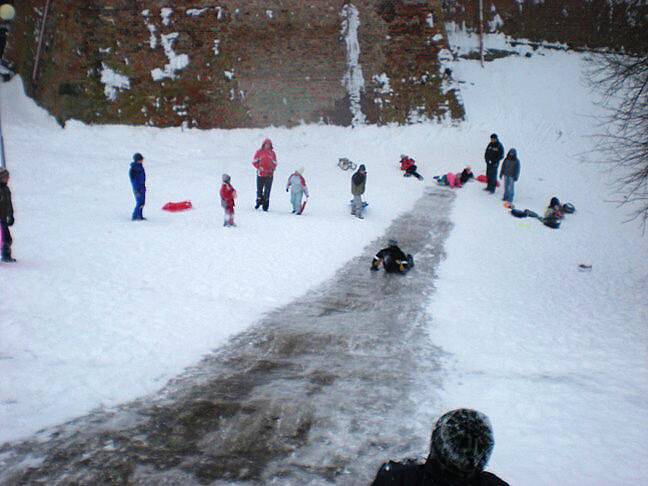 Děti si vyslechy pověsti a pak řádily na sněhu. 