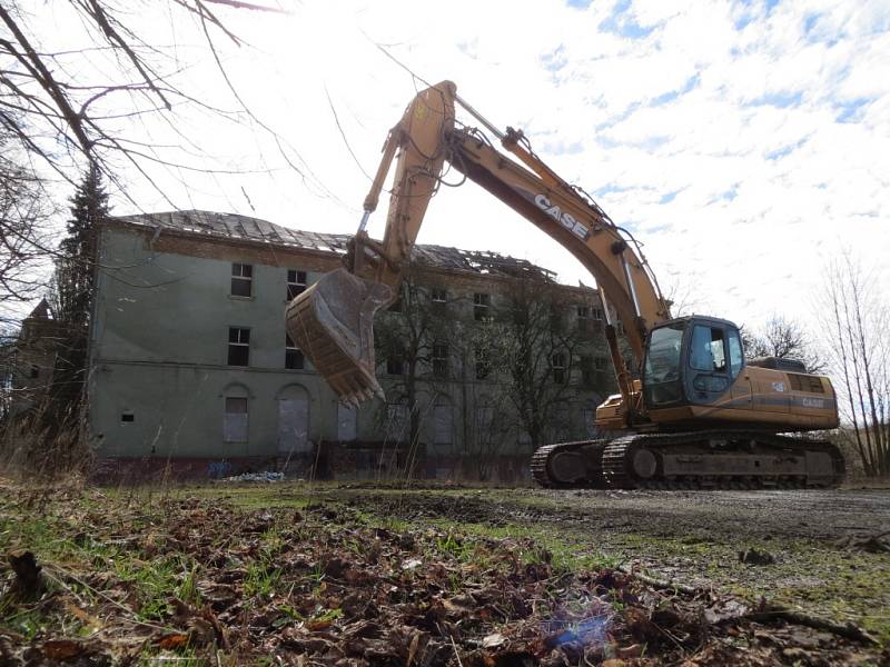 Demolice komplexu kláštera Milosrdných sester v Chebu. 