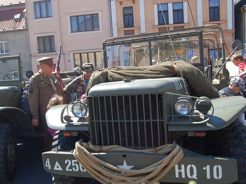 OSLAVY OSVOBOZENÍ. V rámci oslav 71. výročí osvobození přijel do Teplé a pak do dalších míst military convoy.