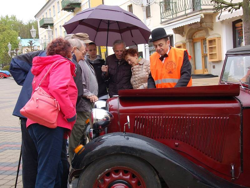 Nablýskané plechové miláčky předvedli majitelé historických automobilů a motocyklů ve Františkových Lázních.