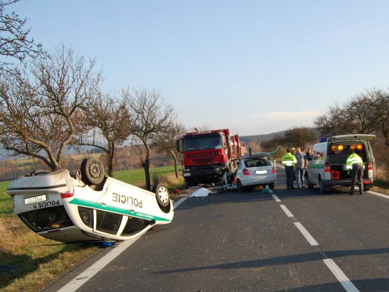 Při tragické dopravní nehodě u Okrouhlé na Chebsku zemřel osmapadesátiletý řidič Škody Fabia