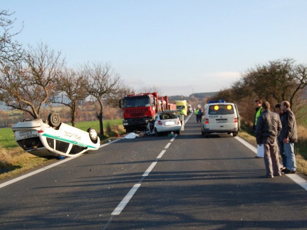 Při tragické dopravní nehodě u Okrouhlé na Chebsku zemřel osmapadesátiletý řidič Škody Fabia