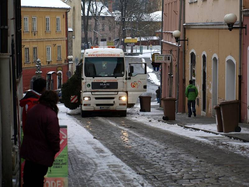 Příjezd a stavění vánočního stromu na chebském náměstí Krále Jiřího z Poděbrad