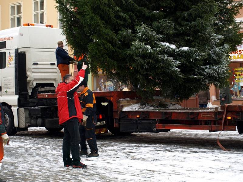 Příjezd a stavění vánočního stromu na chebském náměstí Krále Jiřího z Poděbrad