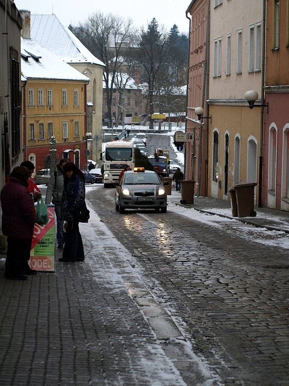 Příjezd a stavění vánočního stromu na chebském náměstí Krále Jiřího z Poděbrad