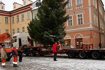 Příjezd a stavění vánočního stromu na chebském náměstí Krále Jiřího z Poděbrad