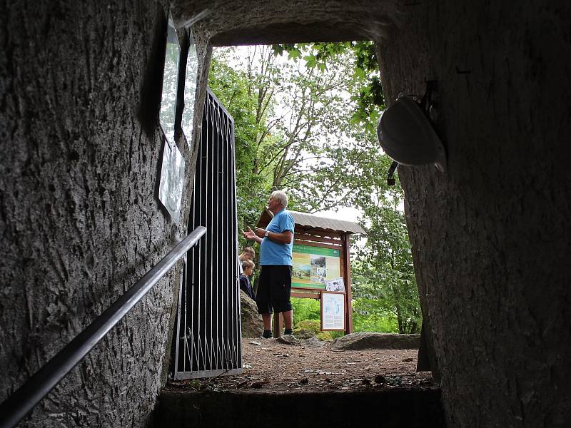 Během sobotního odpoledne se mohli lidé výjimečně podívat do útrob nové štoly pod vyhaslou Komorní hůrkou.