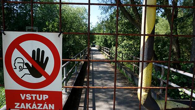 Lávka v Mostově je dlouhodobě uzavřená. Kraj ji nyní chce opravit, cyklisté by po ní mohli jezdit už letos.