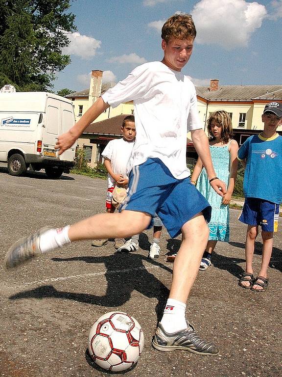 V soutěži o nejprudší kop pořádané v rámci Dne s Deníkem vyhrál mladý fotbalista Jan Tržil. Že by nový Nedvěd?