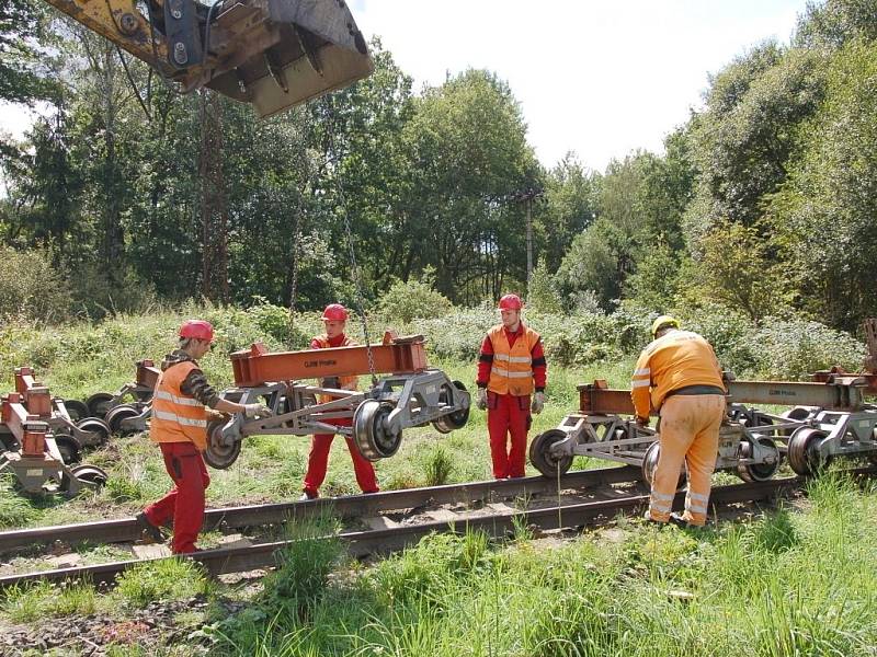 PRÁCE NA POSLEDNÍ ČÁSTI třetího tranzitního koridoru na trati Cheb Cheb státní hranice jsou v plném proudu. Stavebníci právě nyní připravují okolí kolem trati pro novou etapu. 