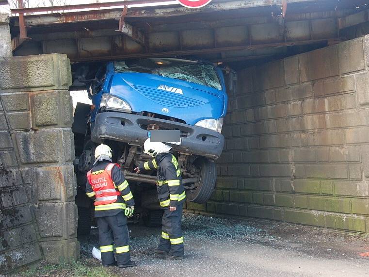 Nepříjemné překvapení čekalo včera na řidiče nákladního vozidla při projíždění pod železničním viaduktem v Nebanicích na Chebsku. Šofér si totiž neuvědomil, že na korbě veze bagr, který je příliš vysoký na to, aby pod viaduktem projel. 