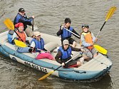 Žáci a žákyně 6. A 6. ZŠ V Chebu prožili tři dny na školním výletu na řece Ohře. Jízda na raftech byla pro mnohé prvním zážitkem na vodě