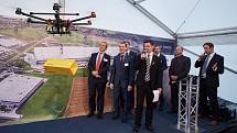 Slavnostní ceremoniál obohatila exhibice s dronem, symbolem logistiky budoucnosti.