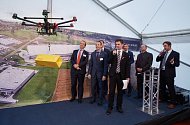 Slavnostní ceremoniál obohatila exhibice s dronem, symbolem logistiky budoucnosti.