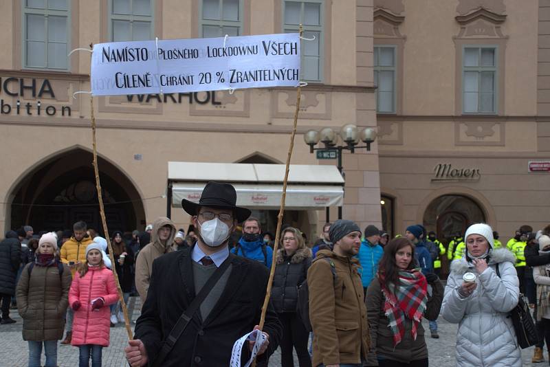 Fotografky ze západu Čech zachytily atmosféru protestů na Staroměstském náměstí