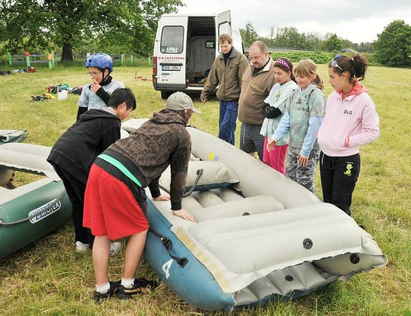 Žáci a žákyně 6. A 6. ZŠ V Chebu prožili tři dny na školním výletu na řece Ohře. Jízda na raftech byla pro mnohé prvním zážitkem na vodě