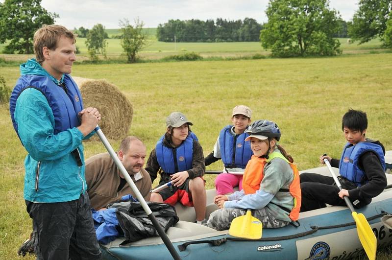 Žáci a žákyně 6. A 6. ZŠ V Chebu prožili tři dny na školním výletu na řece Ohře. Jízda na raftech byla pro mnohé prvním zážitkem na vodě