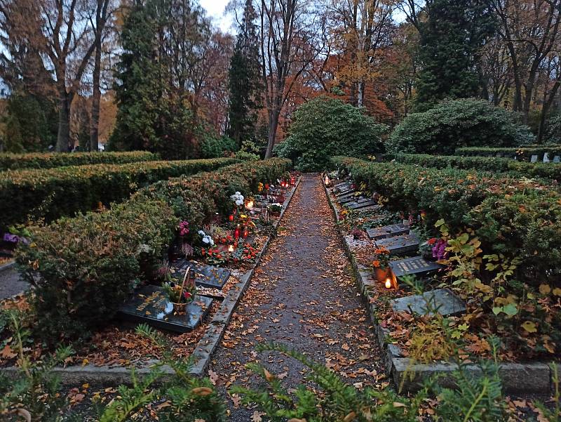 Žádné velké návaly se nekonaly o víkendu na hlavním karlovarském hřbitově v Drahovicích. Důvodem je pandemie. Zatímco v minulosti proudily na hřbitov davy lidí a nebylo zde téměř kde zaparkovat, letos byl poslední předdušičkový víkend velmi poklidný.