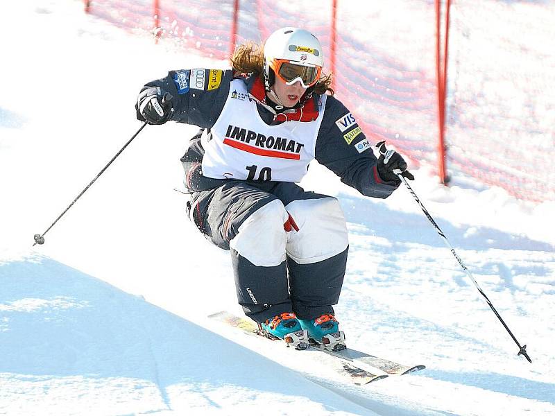 Česká olympionička Nikola Sudová obsadila páté místo v závodu Světového poháru v paralelní jízdě na boulích, který se konal za krásného, slunečného počasí na svahu Skiarea Mariánské Lázně.