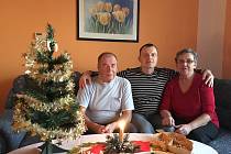 RODIČE jsou pro bývalého vězně Karla Svobodu (uprostřed) velkou oporou. Díky své rodině mohl strávit krásné svátky a má pravý domov, díky Rubikonu pak získal zaměstnání a právní poradenství.