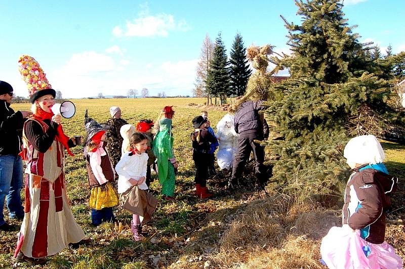 NEJRŮZNĚJŠÍ PŘEVLEKY byly k vidění v pátém ročníku masopustního průvodu v Tuřanech na Chebsku. Mezi maskami nechyběl například medvěd nebo princezna.