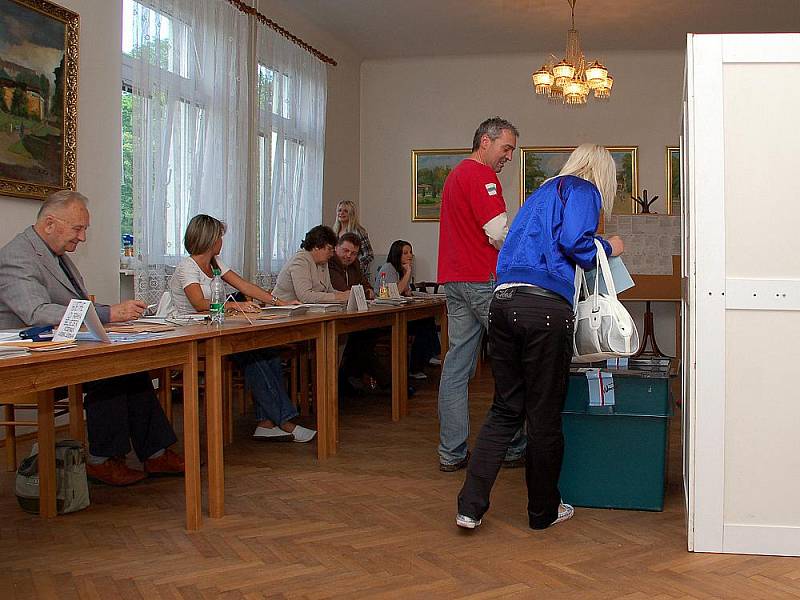 Volit přišli i pacienti, kteří jsou ubytovaní v lázeňských domech ve Františkových Lázních. 
