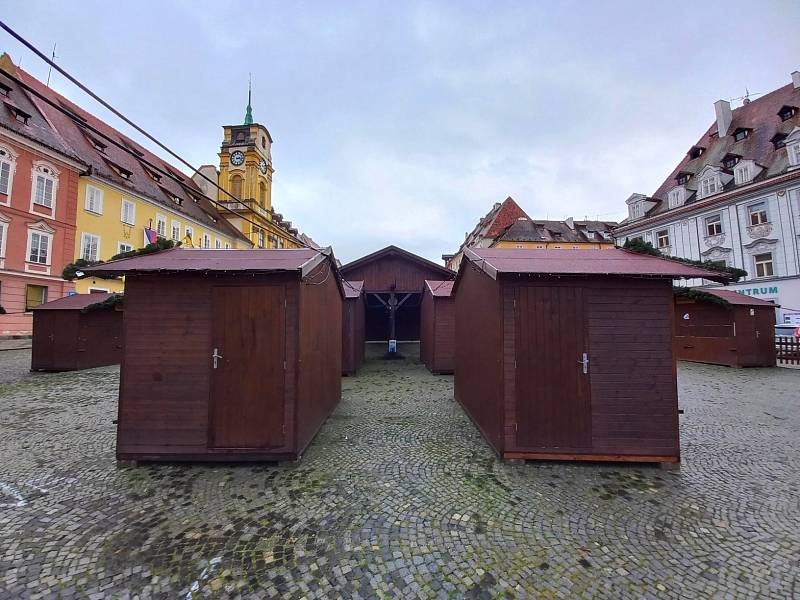 Stánky na chebském náměstí jsou nachystané na začátek adventu.