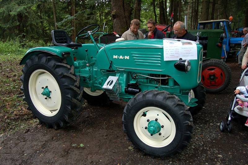 Výstava historických traktorů na jednom z minulých ročníků Hraničních slavností v Lubech