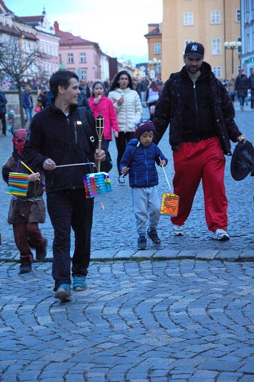 Tradiční lampionový průvod se o víkendu vydal z chebského náměstí do areálu Krajinky. Akci oživil také chebský Mládežnický dechový orchestr. 