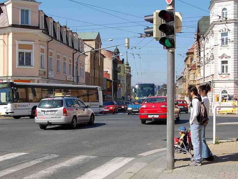 Kvůli stále se zvyšující dopravě je Chebská křižovatka v Mariánských Lázních na pokrajích své propustnosti