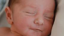 MILAN BRYNDA přišel na svět v úterý 6. srpna v 11.47 hodin.  Při narození vážil 3 390 gramů. Maminka Pavla a tatínek Jiří se těší z malého Milánka doma v Plesné.