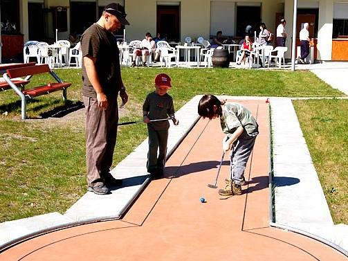 Chebský minigolfový turnaj sklidil velký ohlas u dětí i dospělých