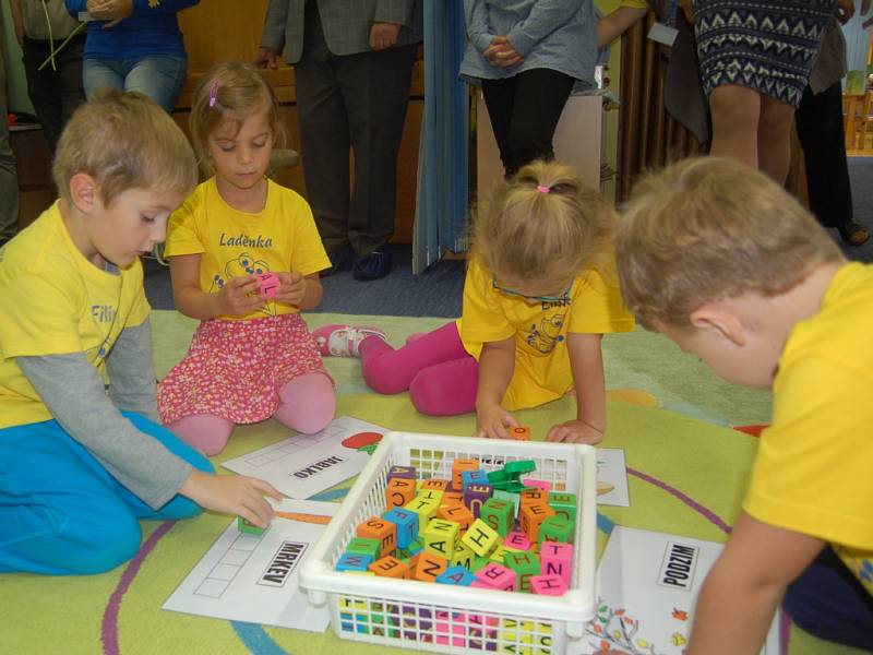   ŠKOLKA HROU. Mateřská škola Vora Mariánské Lázně otevřela Metodické centrum pro předškolní vzdělávání. Děti se v rámci projektu seznámí se spoustou zajímavých věcí. Například se naučí pracovat s interaktivní tabulí.