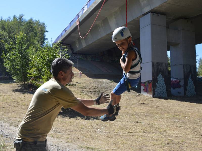 NEVŠEDNÍ ZÁŽITEK. Den plný adrenalinu v Pomezí nad Ohří nabídl atrakce pro malé i velké návštěvníky.