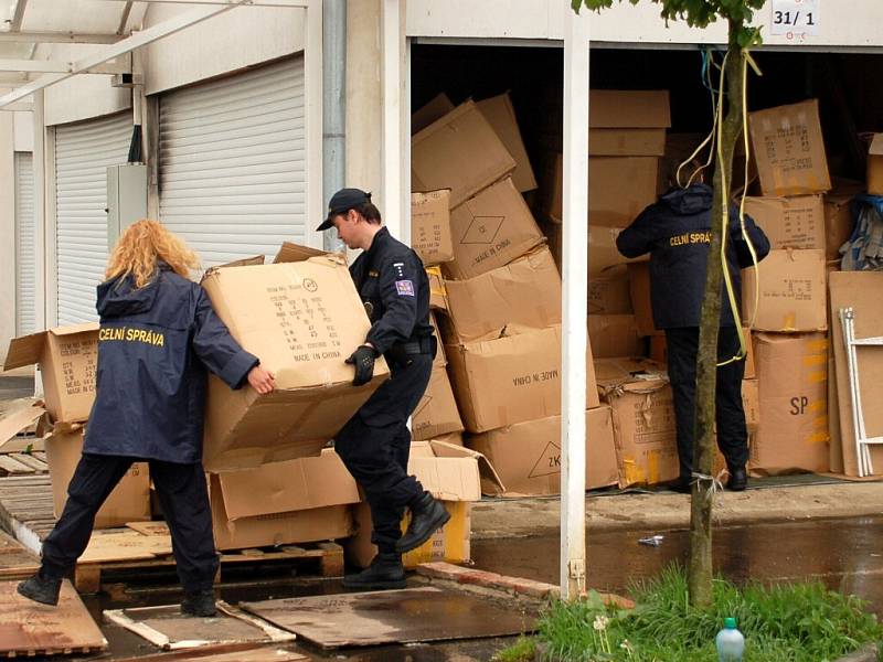 Celníci zahájili na tržnici Svatý Kříž u Chebu kontrolu nebývalých rozměrů. Prohlíží všechny stánky, skladové prostory i odstavená vozidla