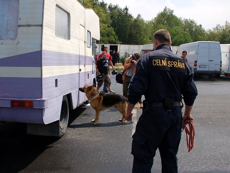 Celníci zahájili na tržnici Svatý Kříž u Chebu kontrolu nebývalých rozměrů. Prohlíží všechny stánky, skladové prostory i odstavená vozidla