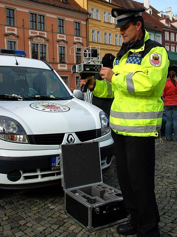 CHEBŠTÍ STRÁŽNÍCI se stali postrachem nepoctivých řidičů. Noční kontroly nejsou žádnou výjimkou. Na ty, co jezdí rychle, mají k dispozici  také moderní radar