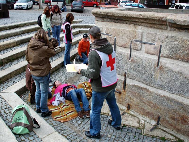 Soutěž dětských zdravotníků se konala v Chebu na ulicích, přímo před zraky kolemjdoucích